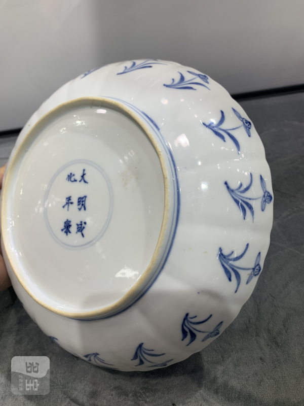 清康熙青花庭院仕女人物纹模印葵口盘 - 图9